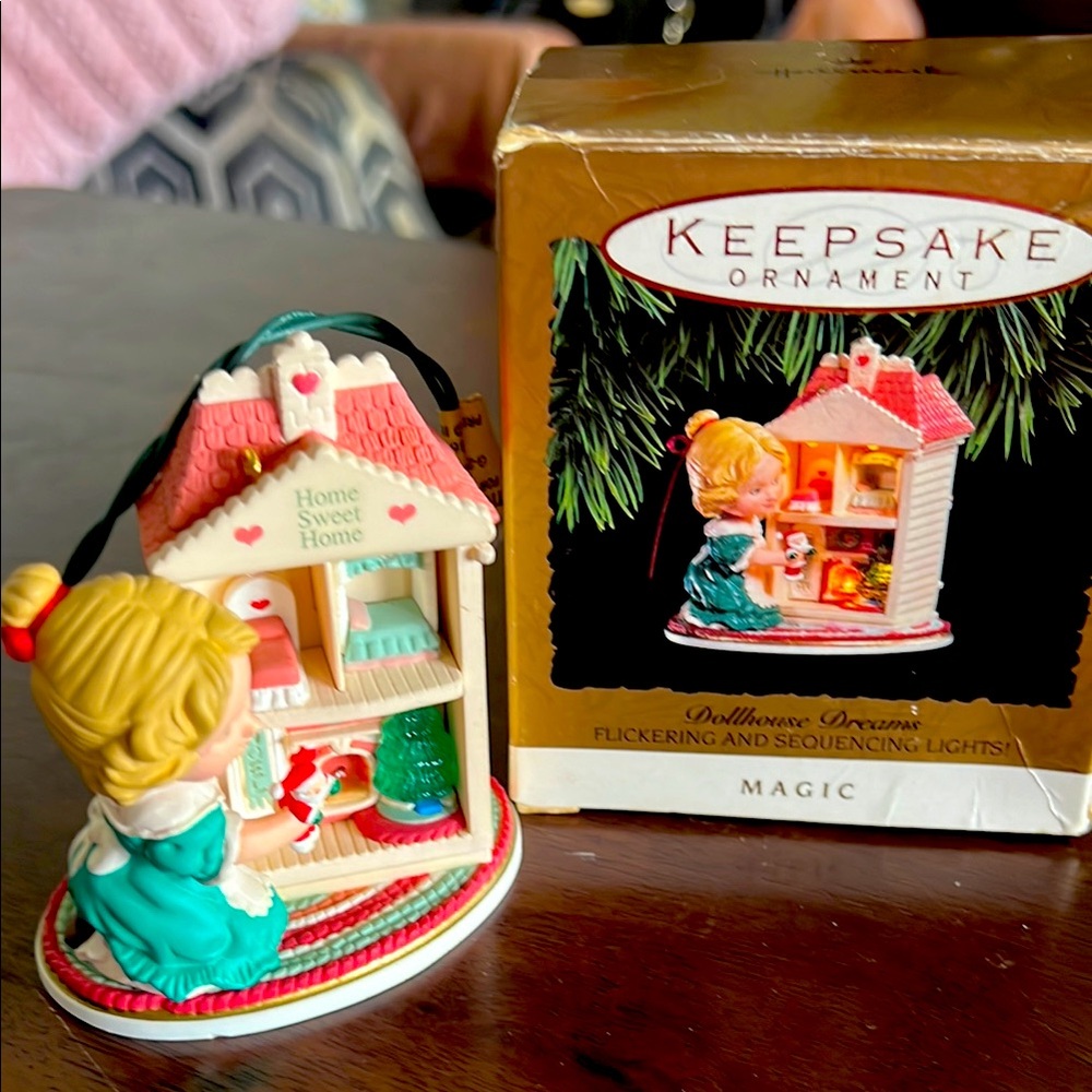Keepsake ornament, dollhouse, streams, flickering, and sequence lights magic